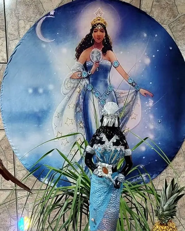 Altar do Templo: um painel azul com a lua e, na frente, a imagem de uma sereia entre folhas